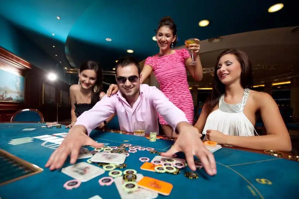 Slotgams VIP ကစားသမားများ အထူးပရိုမိုးရှင်း ဆုလာဘ်ခံစားနေသောမြင်ကွင်း