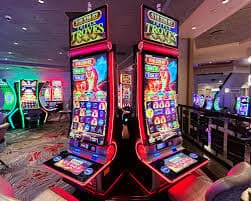 Slotgams Myanmar ကောင်ဝင်ပြီး Dashboard တွင် Slots နှင့် Live Casino ကစားနေသောကစားသမားမြင်ကွင်း